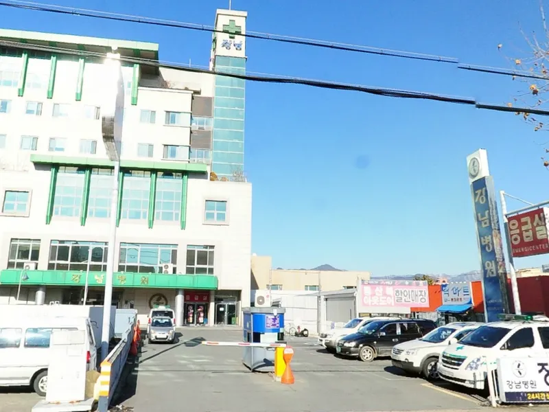 강남병원장례식장 장례식장 외관 전경 및 주차장 상세 사진 1