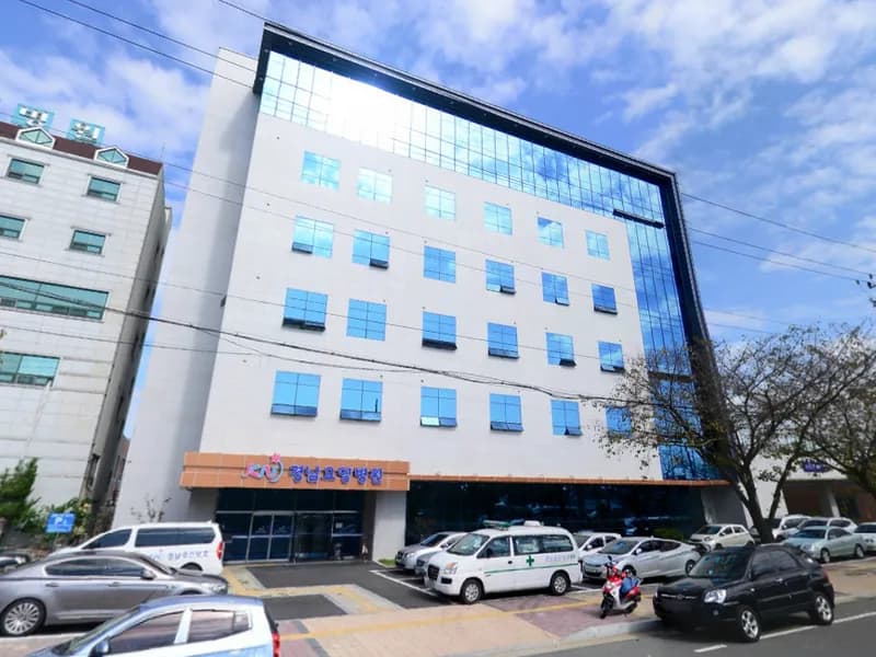 경남요양병원장례식장 장례식장 외관 전경 및 주차장 상세 사진 1