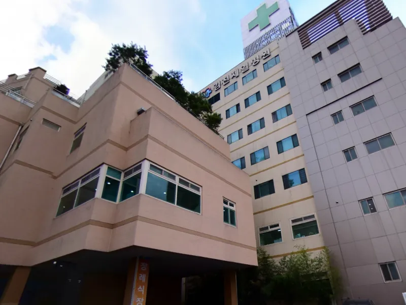 김천제일병원장례식장 장례식장 외관 전경 및 주차장 상세 사진 1