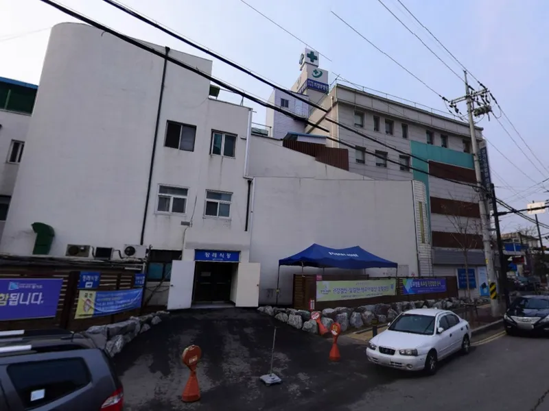 경기도의료원 의정부병원장례식장 장례식장 외관 전경 및 주차장 상세 사진 1
