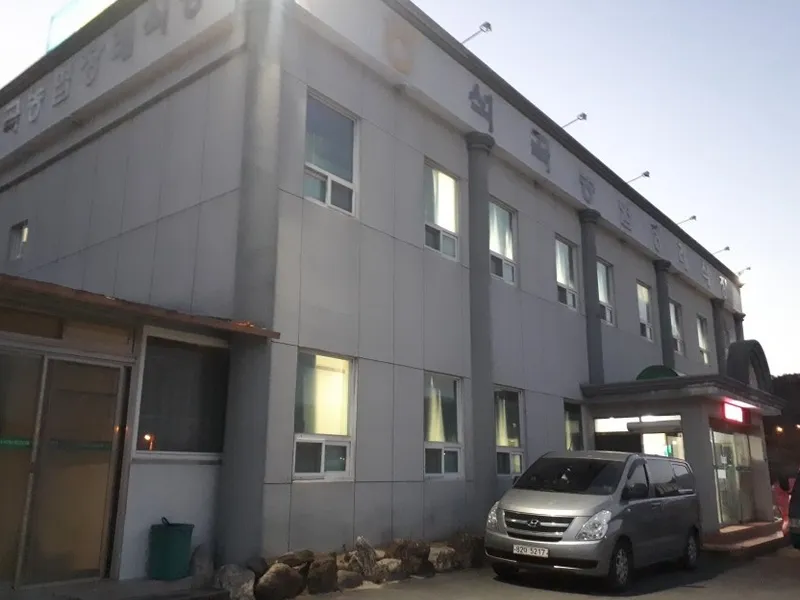 석곡농협장례식장 장례식장 외관 전경 및 주차장 상세 사진 1