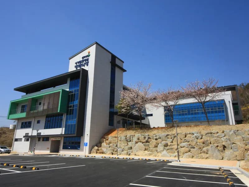 성가롤로병원장례식장 장례식장 외관 전경 및 주차장 상세 사진 1