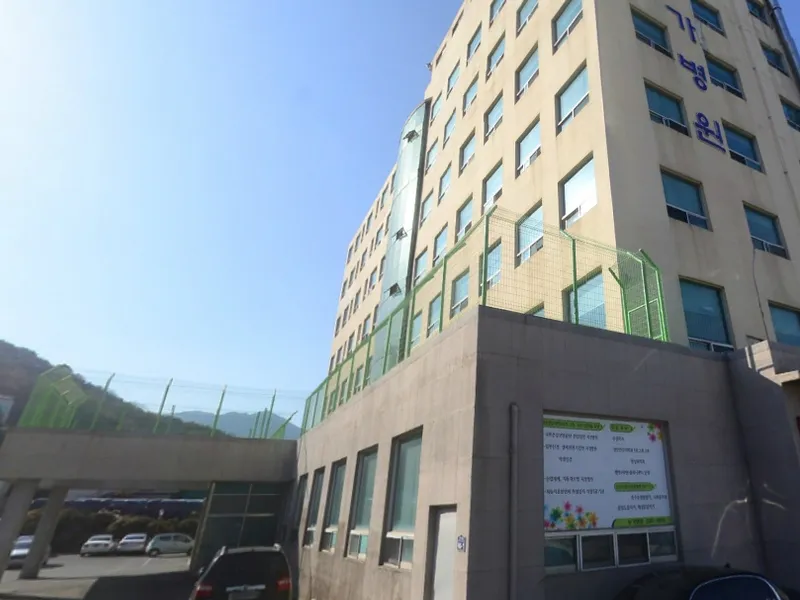 장유누가병원 장례식장 장례식장 외관 전경 및 주차장 상세 사진 1