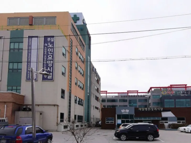 영산포제일병원장례식장 장례식장 외관 전경 및 주차장 상세 사진 1
