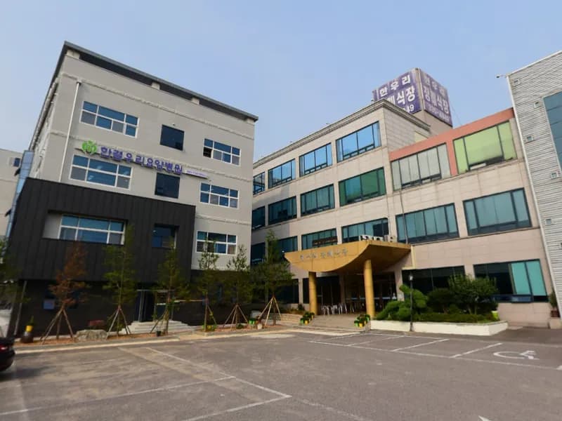 ㈜영산포한우리장례식장 장례식장 외관 전경 및 주차장 상세 사진 1