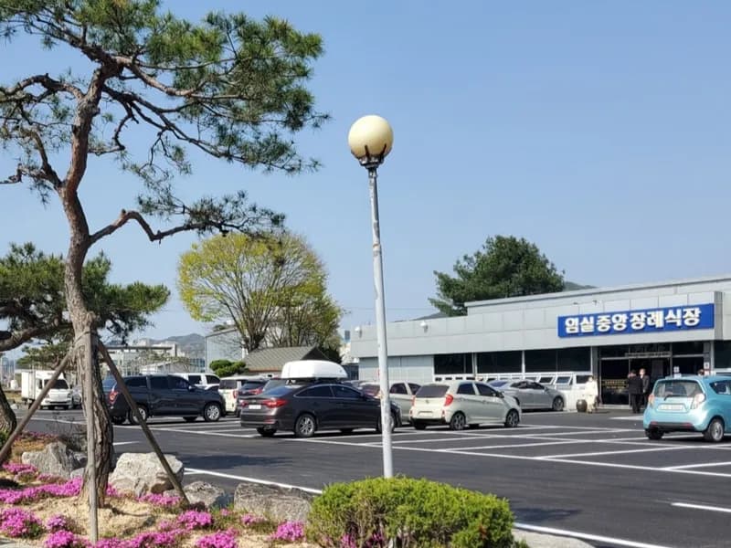 임실 중앙장례식장 장례식장 외관 전경 및 주차장 상세 사진 1