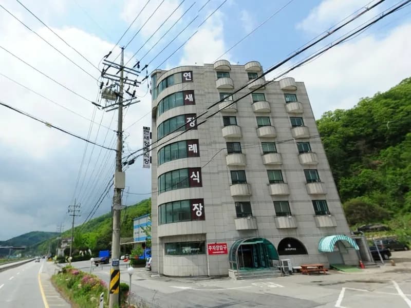 가평연새장례식장 장례식장 외관 전경 및 주차장 상세 사진 1