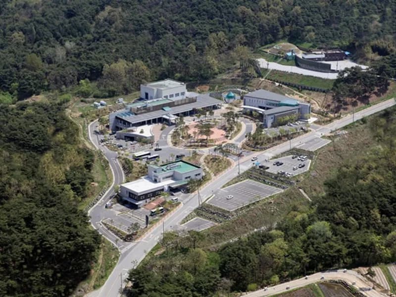 홍성추모공원 장례식장 장례식장 외관 전경 및 주차장 상세 사진 1