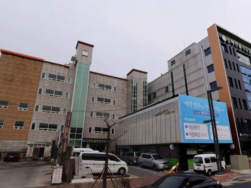 김해한솔병원장례식장 장례식장 외관 전경 및 주차장 상세 사진 1
