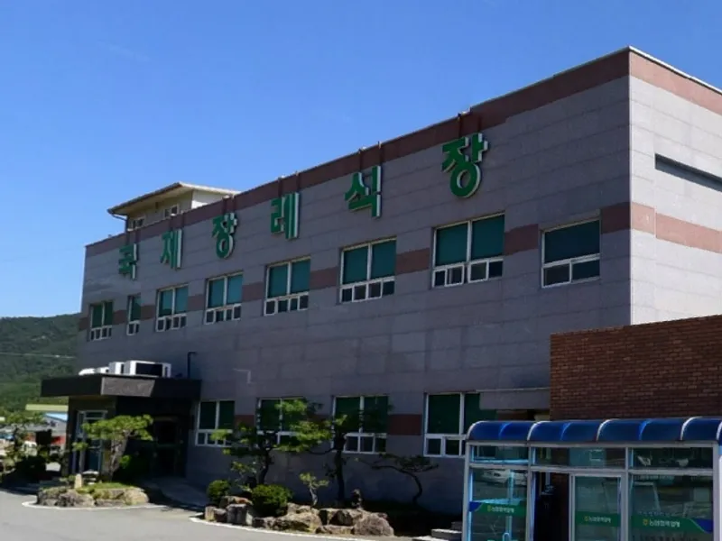 해남국제장례식장 장례식장 외관 전경 및 주차장 상세 사진 1