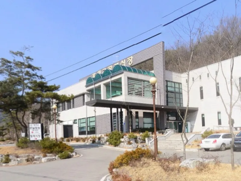 홍천군장례식장 장례식장 외관 전경 및 주차장 상세 사진 1