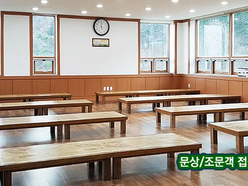 화천군공설장례식장 장례식장 외관 전경 및 주차장 상세 사진 1