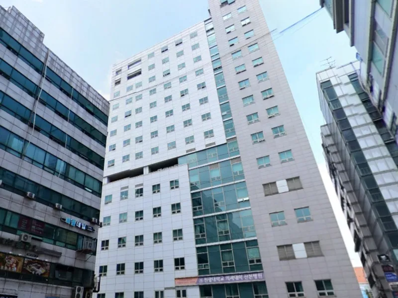 학교법인영산학원 산본장례식장 장례식장 외관 전경 및 주차장 상세 사진 1