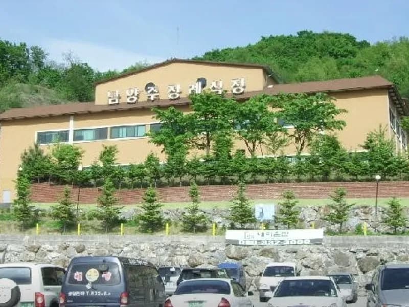 남양주장례식장(구 남양동산) 장례식장 외관 전경 및 주차장 상세 사진 1