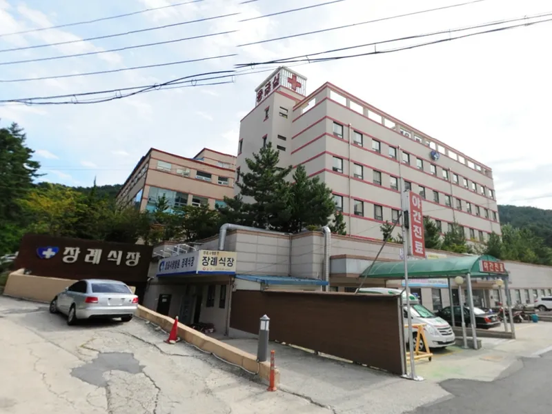 정읍사랑병원장례식장 장례식장 외관 전경 및 주차장 상세 사진 1