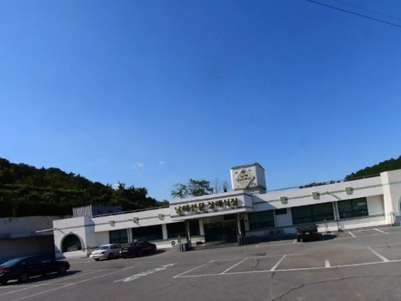 남해전문장례식장 장례식장 외관 전경 및 주차장 상세 사진 1