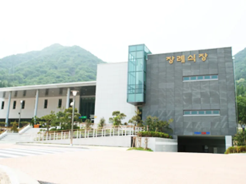 창원시립상복공원장례식장 장례식장 외관 전경 및 주차장 상세 사진 1