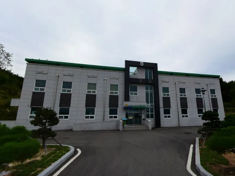 녹동농협 장례식장 장례식장 외관 전경 및 주차장 상세 사진 1