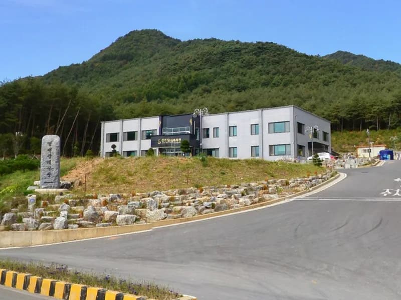 정선장례식장 장례식장 외관 전경 및 주차장 상세 사진 1