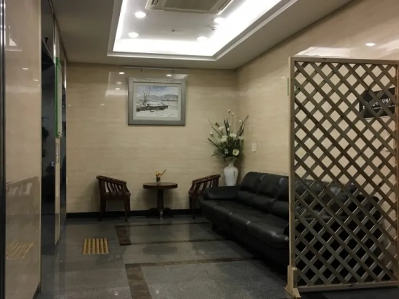 갑을녹산병원장례식장 장례식장 외관 전경 및 주차장 상세 사진 1