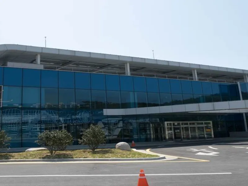 창원경상대학교병원장례식장 장례식장 외관 전경 및 주차장 상세 사진 1