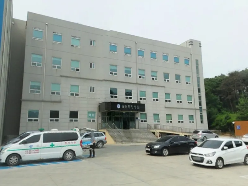송탄중앙병원장례식장 장례식장 외관 전경 및 주차장 상세 사진 1