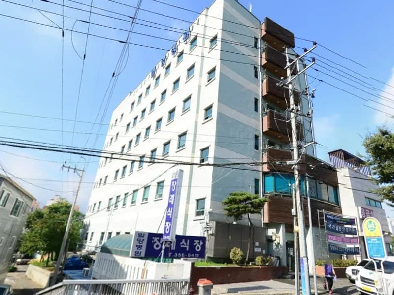 밀양병원장례식장 장례식장 외관 전경 및 주차장 상세 사진 1