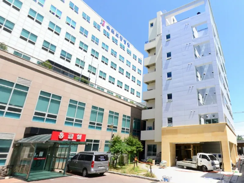 속초동해장례식장 장례식장 외관 전경 및 주차장 상세 사진 1