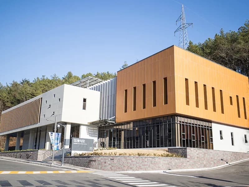 함안하늘공원장례식장 장례식장 외관 전경 및 주차장 상세 사진 1