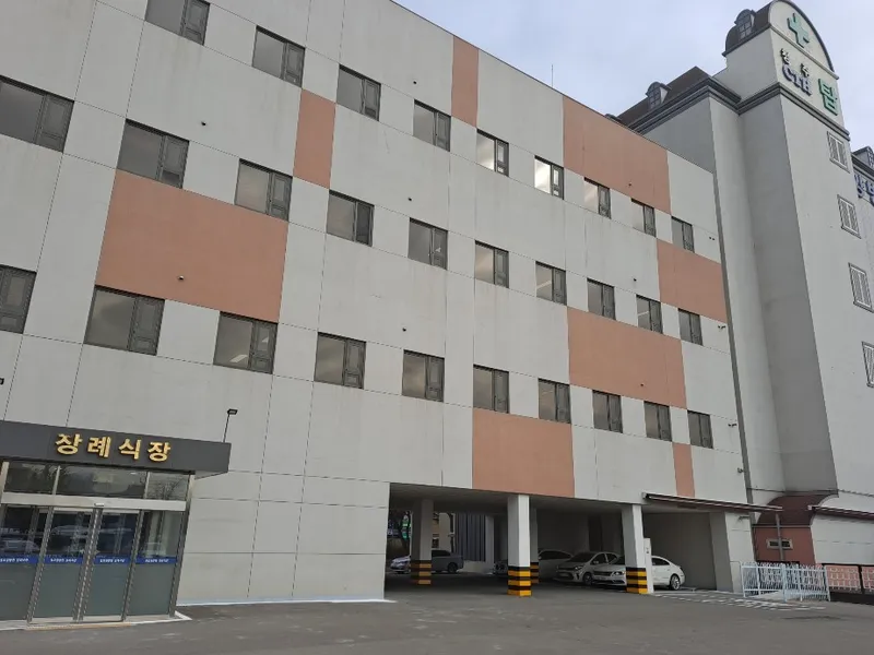 청주탑요양병원장례식장 장례식장 외관 전경 및 주차장 상세 사진 1