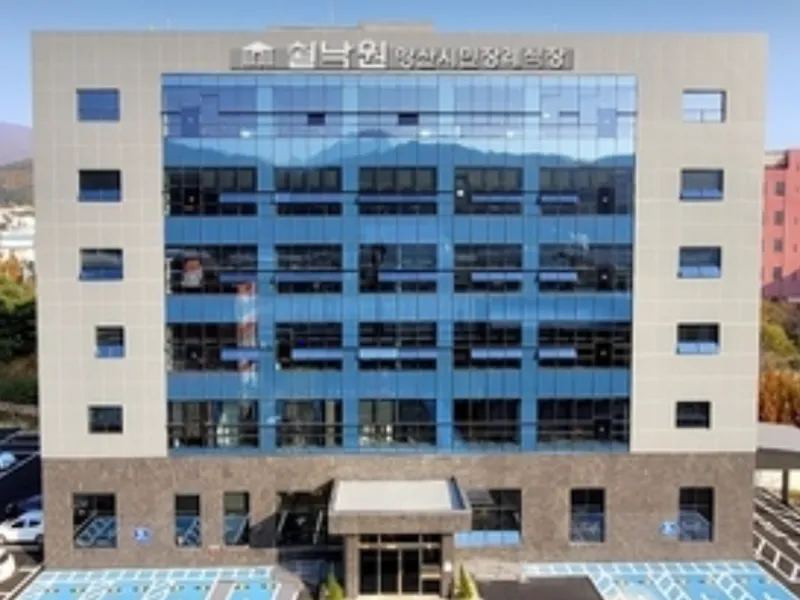 쉴낙원양산시민장례식장 장례식장 외관 전경 및 주차장 상세 사진 1
