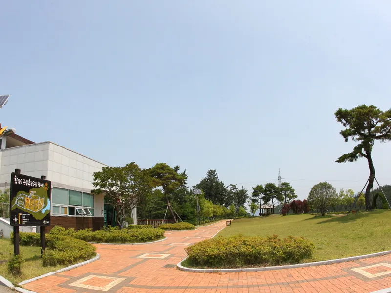 undefined 명당 함안군공설추모공원 공원묘지 매장묘 및 가족묘 단지 전경 2