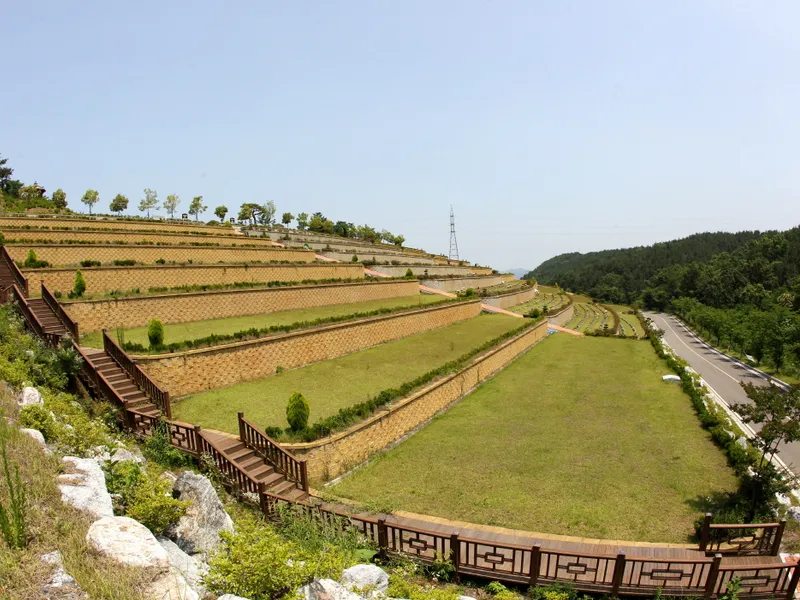 undefined 명당 함안군공설추모공원 공원묘지 매장묘 및 가족묘 단지 전경 3
