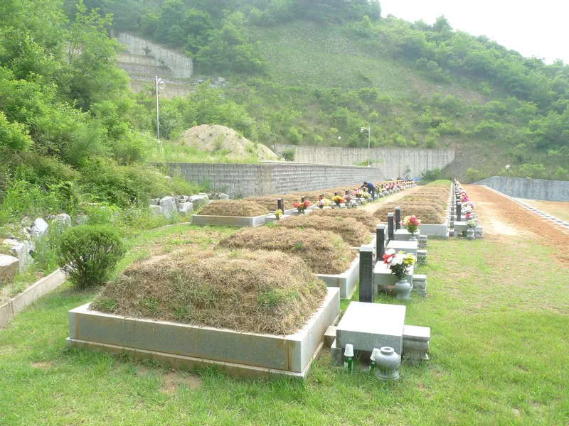 undefined 추모시설 홍천군공설묘원 봉안당 납골당(봉안당) 안치단 및 제례실 시설 사진 2