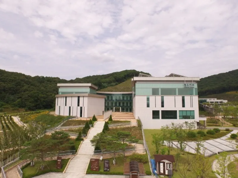 undefined 추모시설 용인평온의숲(평온마루 봉안당) 납골당(봉안당) 안치단 및 제례실 시설 사진 3